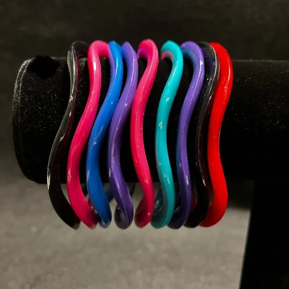 Vintage- 9 Colorful Women’s Plastic Wavy Bracelets - Picture 3 of 8